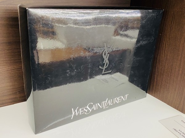 Yves Saint Laurent(イブサンローラン)の毛布をご紹介いたします