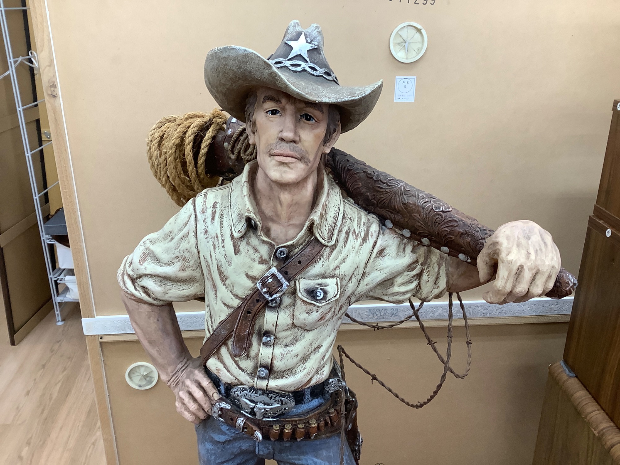 アンリ　人形　木製　置物ウエスタンカウボーイ少年像　24センチ インテリア置物】カウボーイ入荷いたしました！！｜2023年05月02日