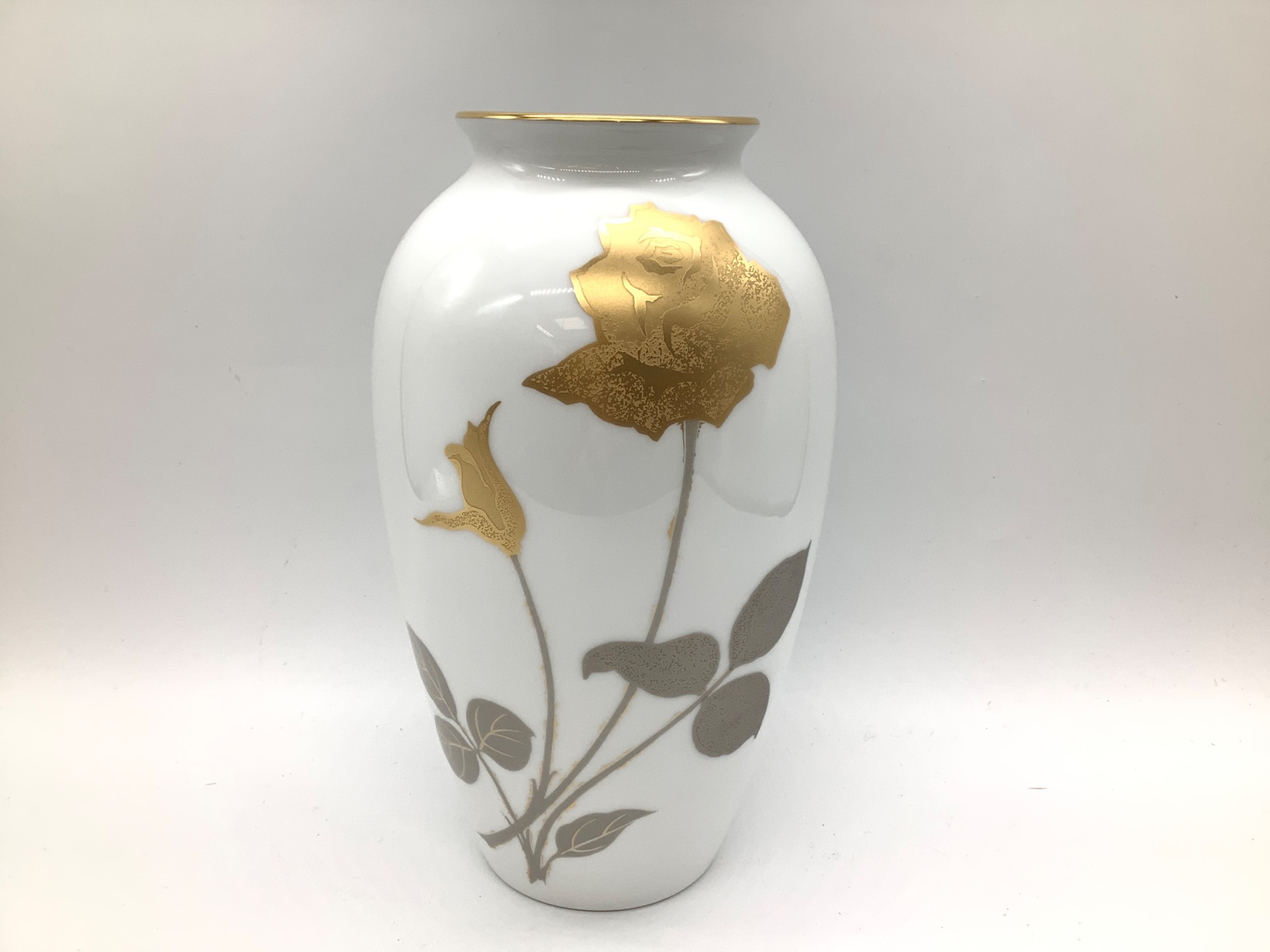2190  大倉陶園　金彩白磁　ツル薔薇唐草模様　花瓶 大倉陶園 (オオクラトウエン) 花瓶 金蝕バラ｜トレファクONLINE