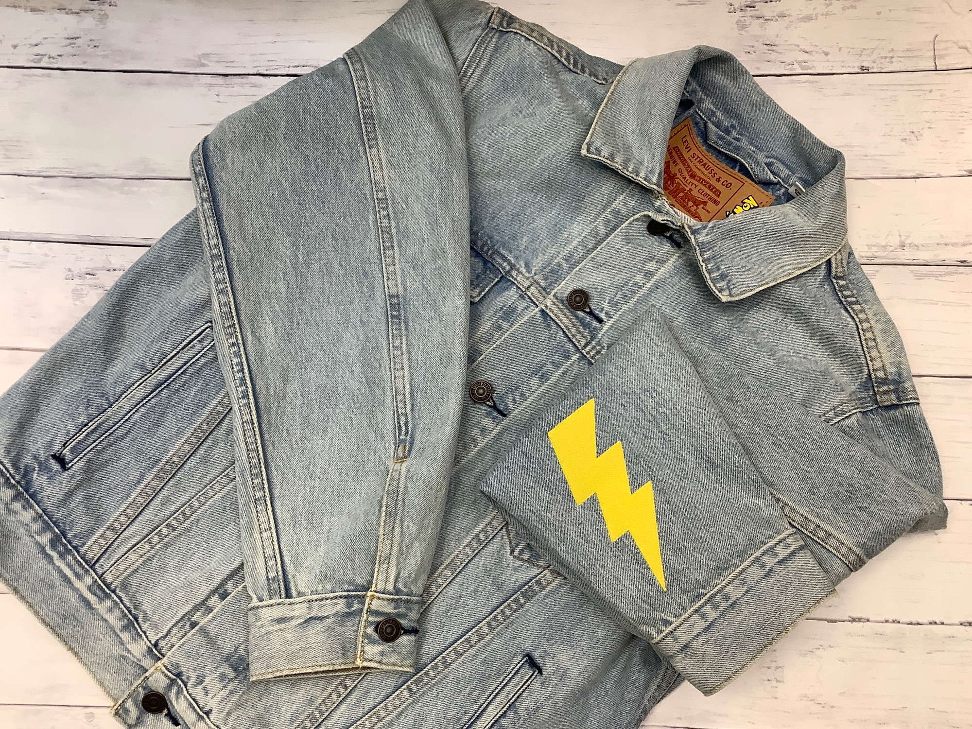 Levi's×Pokémon ピカチュウデニムジャケット Mサイズ Levi's（リーバイス）の「VINTAGE FIT TRUCKER POKEMON