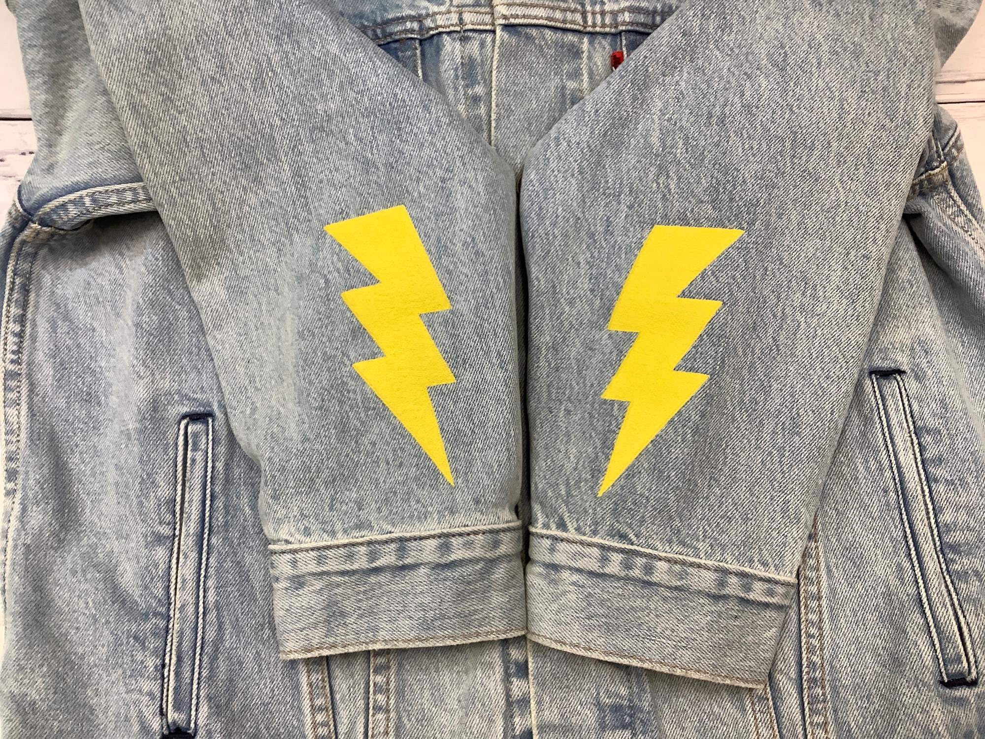 Levi's×Pokémon ピカチュウデニムジャケット Mサイズ Levi's（リーバイス）の「VINTAGE FIT TRUCKER POKEMON