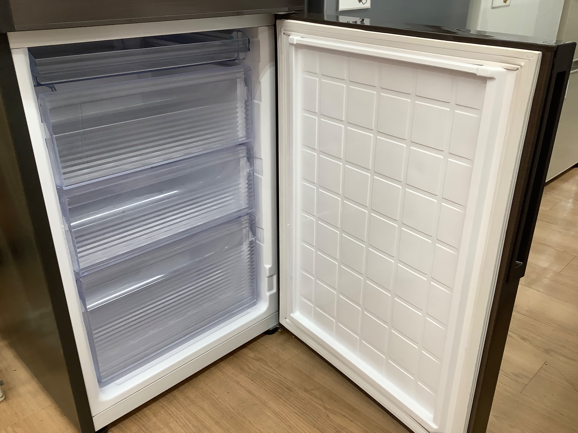 6ヶ月の動作保証付商品！！】SHARP(シャープ)の2ドア冷蔵庫 SJ-PD28F-T