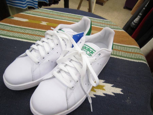 シューズのアディダス（adidas）