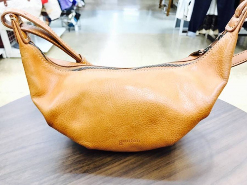 ショルダーバッグのレザーバッグ