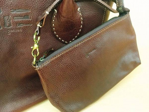 ショルダーバッグのレザーバッグ