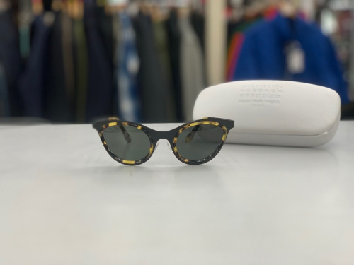 アイウェアのサングラス