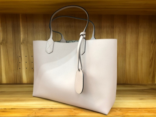 バッグのリバーシブルトートバッグ