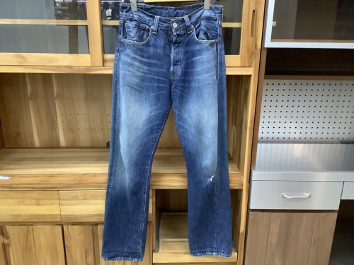 ボトムスのジーンズ