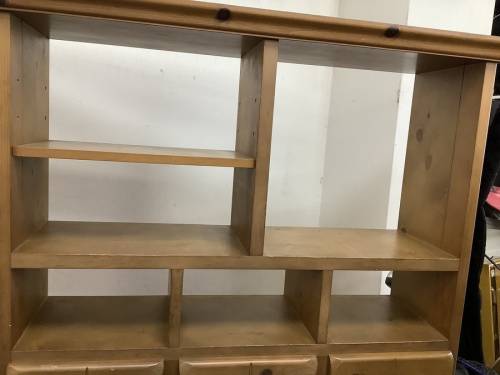 デスクのカントリー調オープンキッチンボード