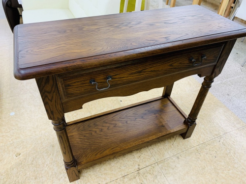 生活家具のテーブル