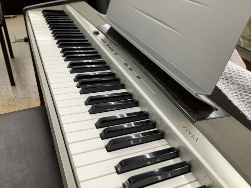 鍵盤楽器の電子ピアノ