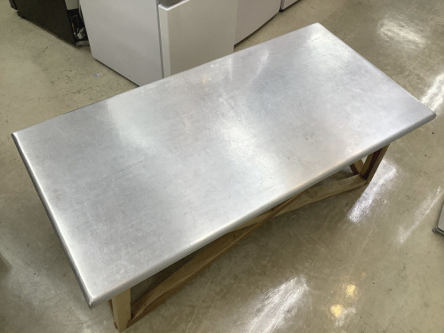 生活家具のテーブル