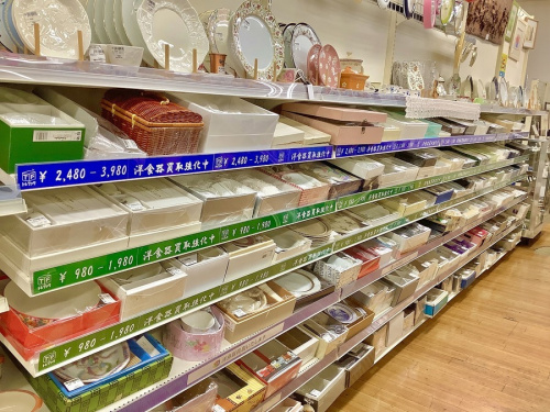 冷蔵庫のダイニングテーブル