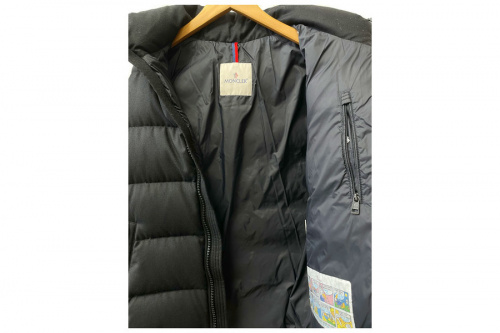 ダウンジャケットのMONCLER
