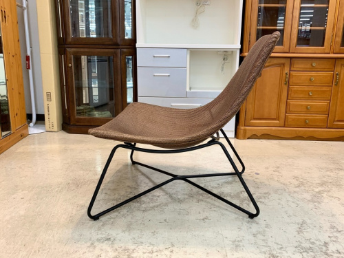 アームチェアのブラウン