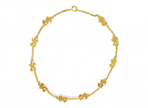 アクセサリーのロゴネックレス