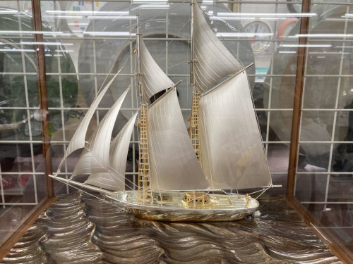 銀製工芸品　武比古　ヨット 銀製 ヨット7号(フルセール） スロープケース - TAKEHIKO