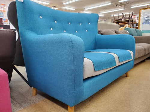 スカンディーの2人掛けソファー