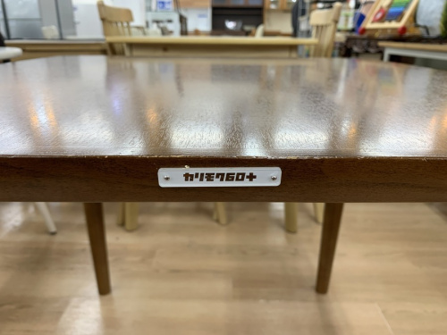 中古家具のテーブル