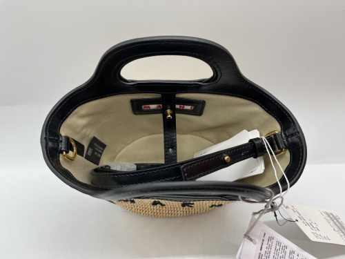 ショルダーバッグのカゴバッグ