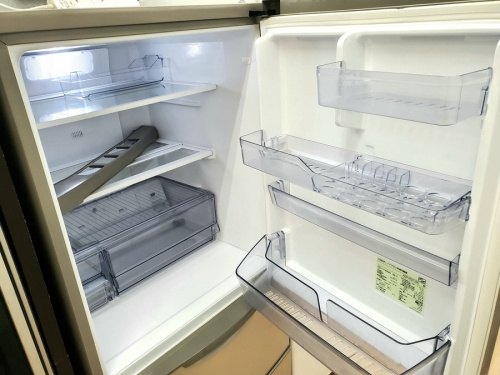 家電製品の3ドア冷蔵庫