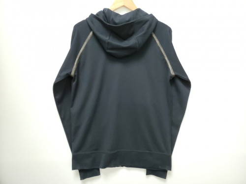 ジップパーカーのPRADA