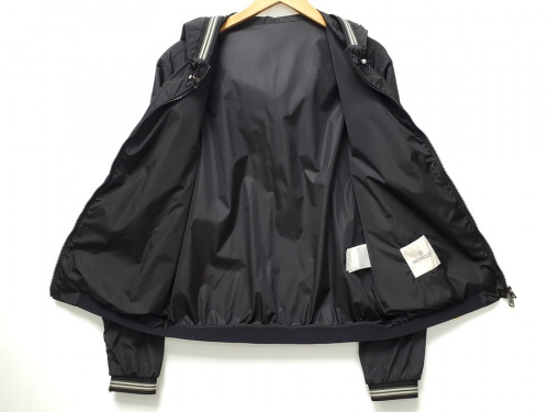 ナイロンジャケットのMONCLER