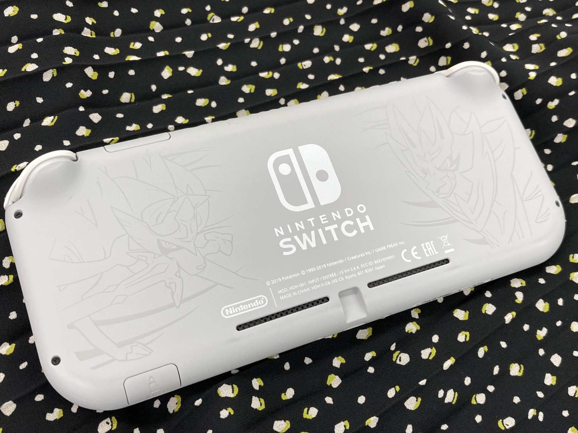 Amazon.co.jp: Nintendo Switch Lite ザシアン・ザマゼンタ