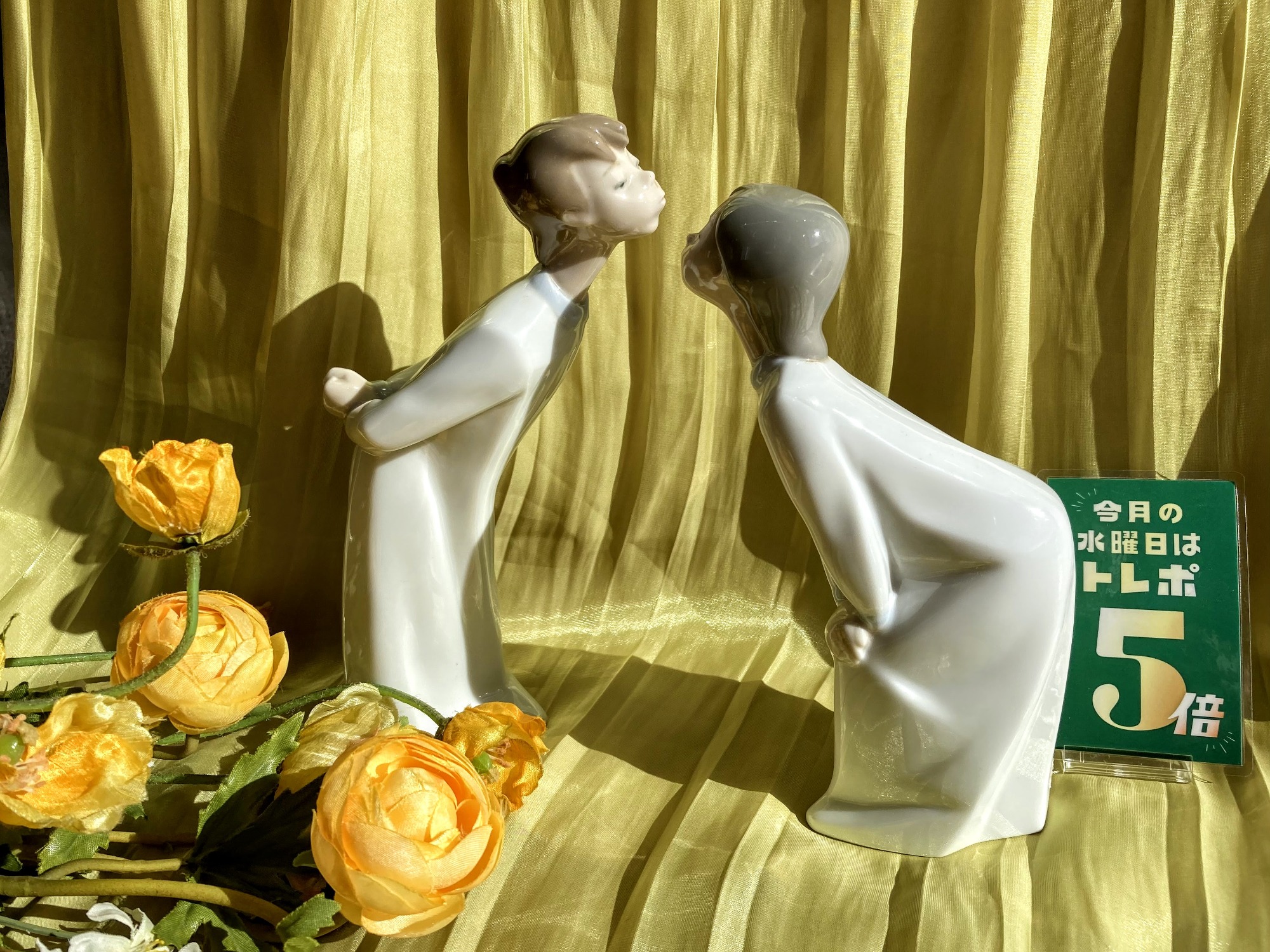 【美品】リヤドロ キスする少年 LLADRO フィギュリン 陶器人形 置物 LLADRO(リヤドロ)よりキスをする少年、少女のフィギュリンが買取入荷