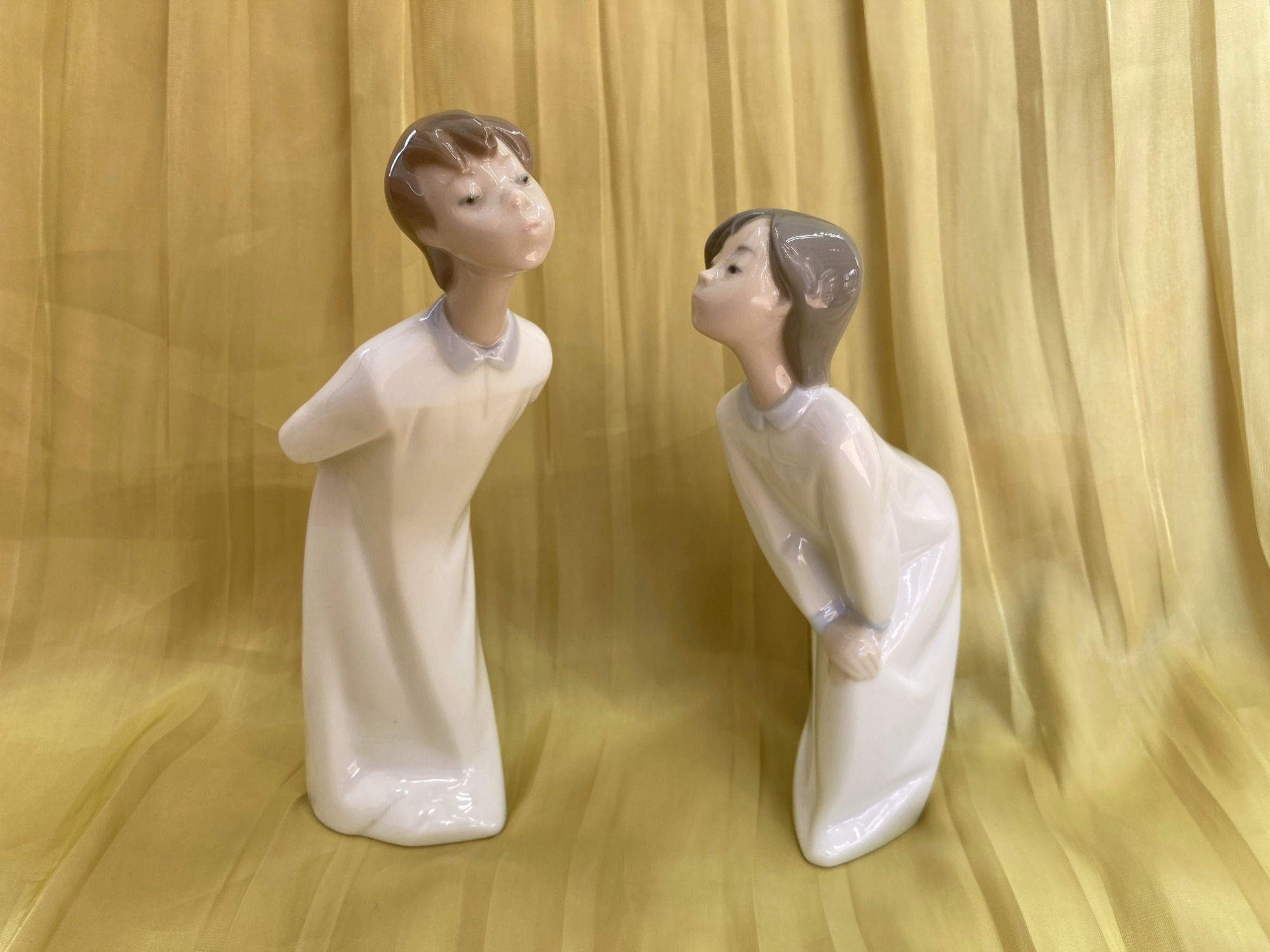 【美品】リヤドロ キスする少年 LLADRO フィギュリン 陶器人形 置物 LLADRO (リヤドロ) フィギュリン キスする少年｜トレファクONLINE
