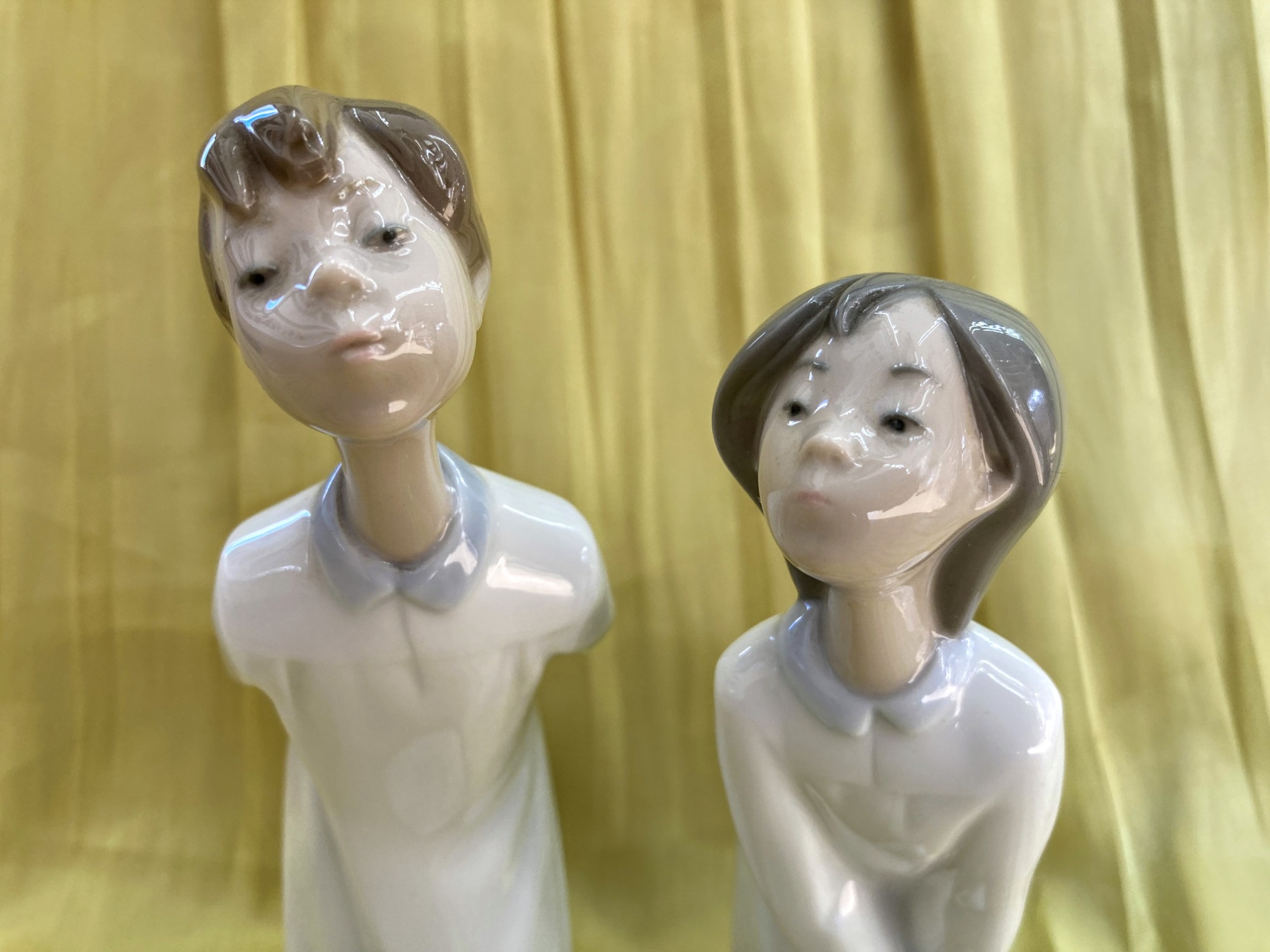 LLADRO(リヤドロ)よりキスをする少年、少女のフィギュリンが買取入荷