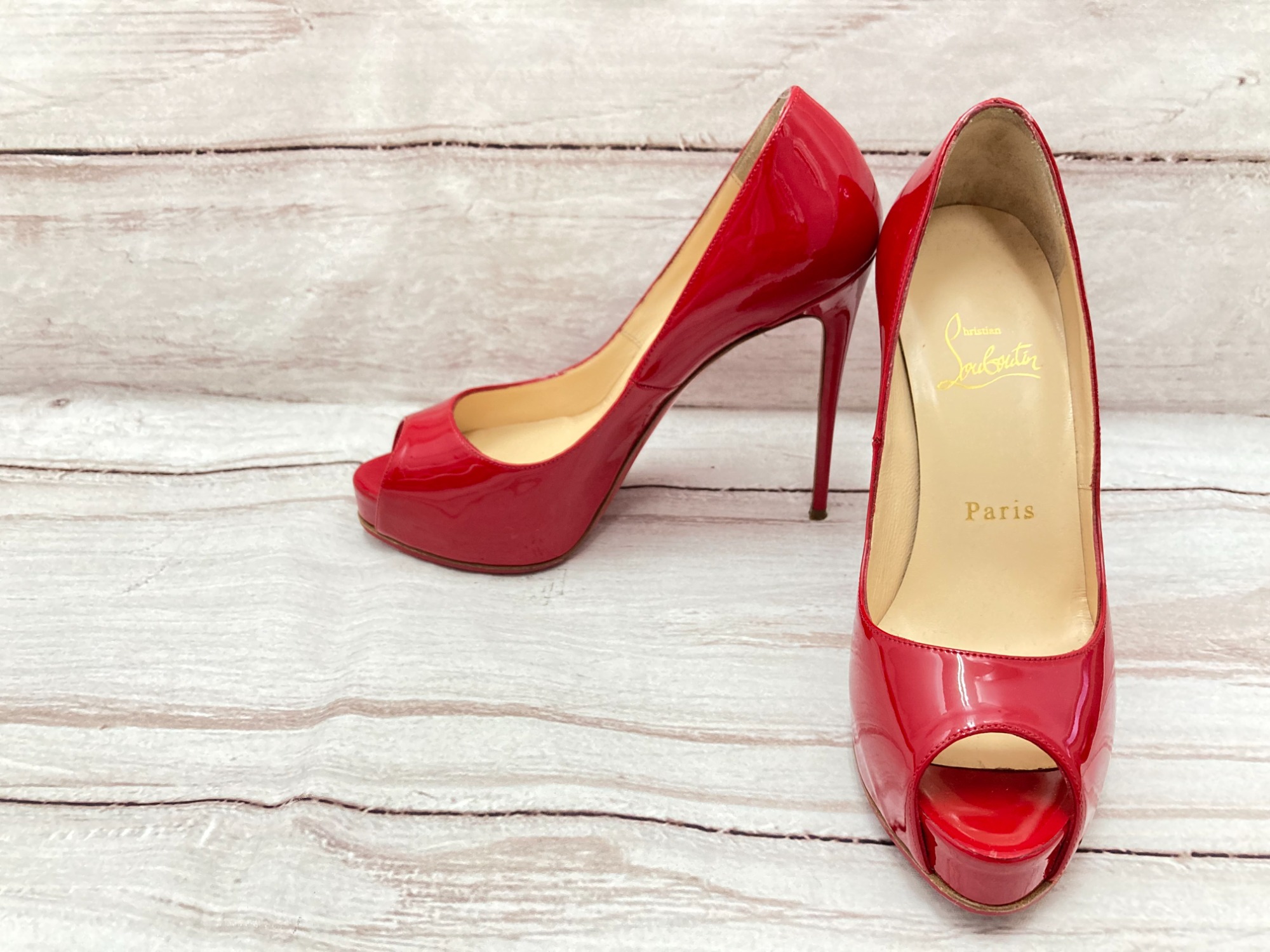 Christian Louboutin(クリスチャン ルブタン)よりハイヒールパンプスが