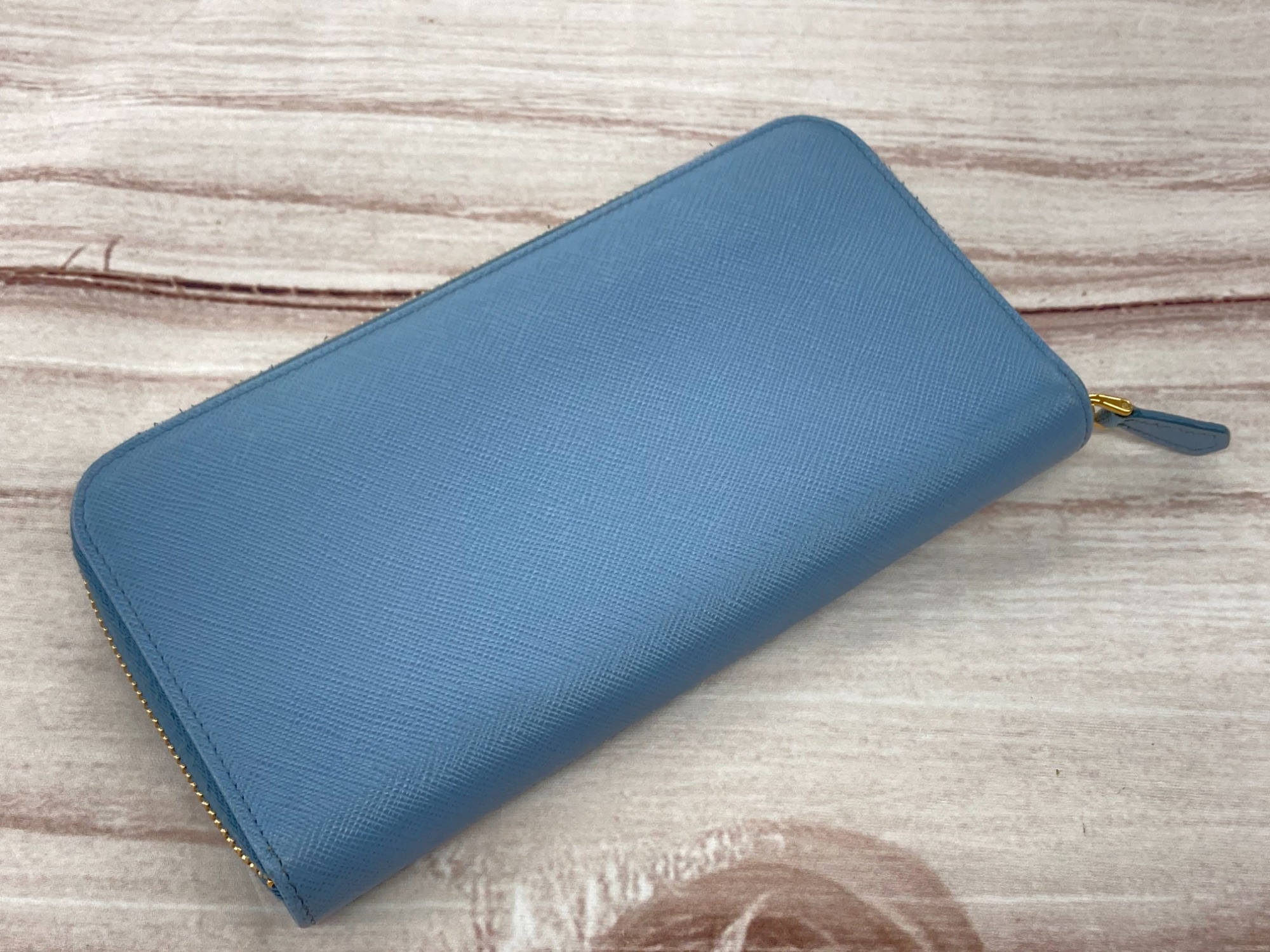 PRADA(プラダ)よりサフィアーノのラウンドファスナー長財布が買取入荷
