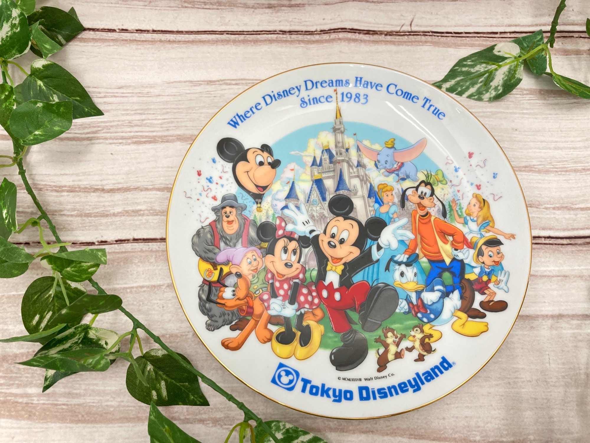 ディズニー　レア　プレート　海外 Disney(ディズニー)よりイヤープレート『夢をかなえる場所』が買取入荷