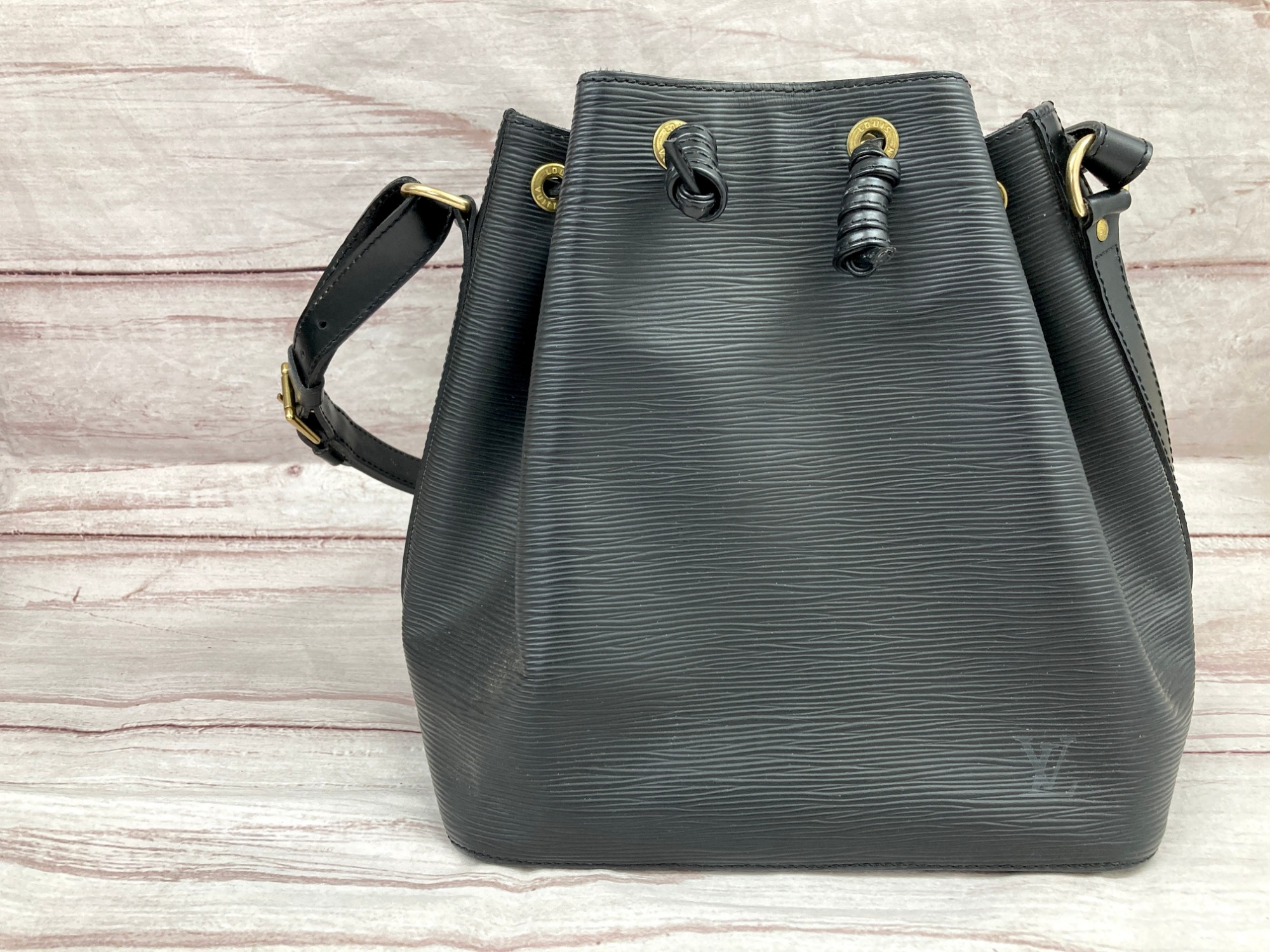 ルイヴィトン LV エピ ノエ 保存袋あり 極美品 ルイヴィトン エピ ノエ 赤 レッド 巾着 保存袋付き A4収納可能