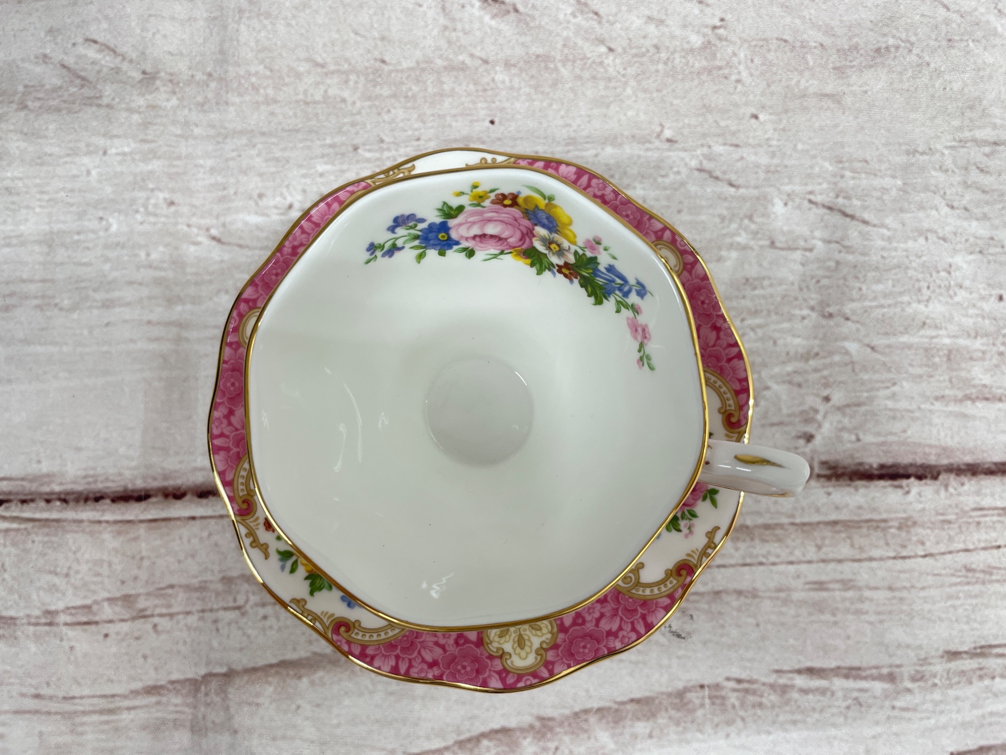ROYAL ALBERT(ロイヤルアルバート)のカップ＆ソーサーセットが
