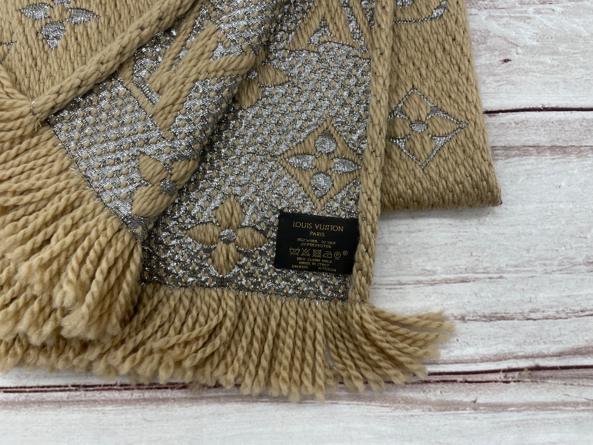 ルイヴィトン エシャルプロゴマニア マフラー シャイン ベージュ M75834 LOUIS VUITTON(ルイヴィトン)よりエシャルプ・ロゴマニア シャイン