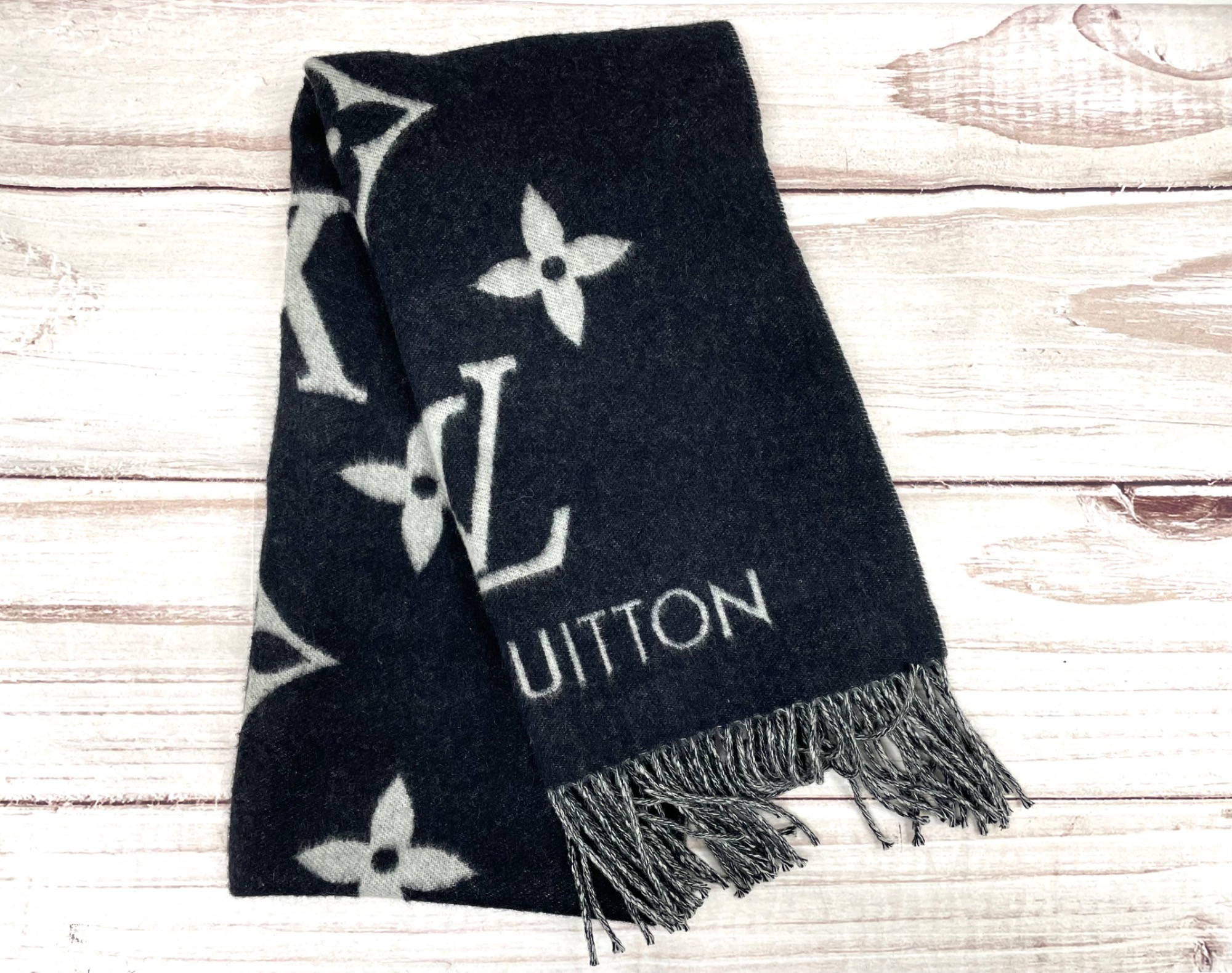 LOUIS VUITTON(ルイヴィトン)よりマフラー・レイキャビック