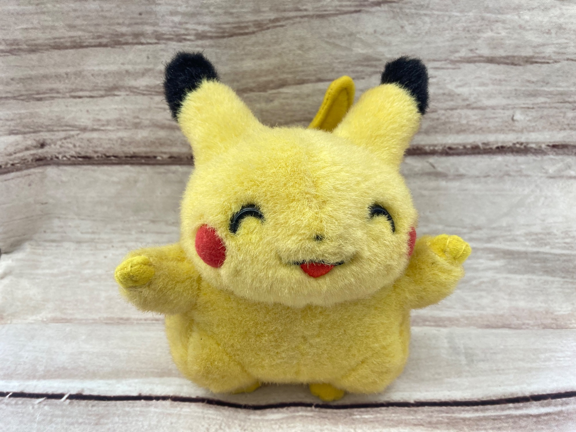 TOMY(トミー)より初期型のにっこりピカチュウのぬいぐるみを買取入荷