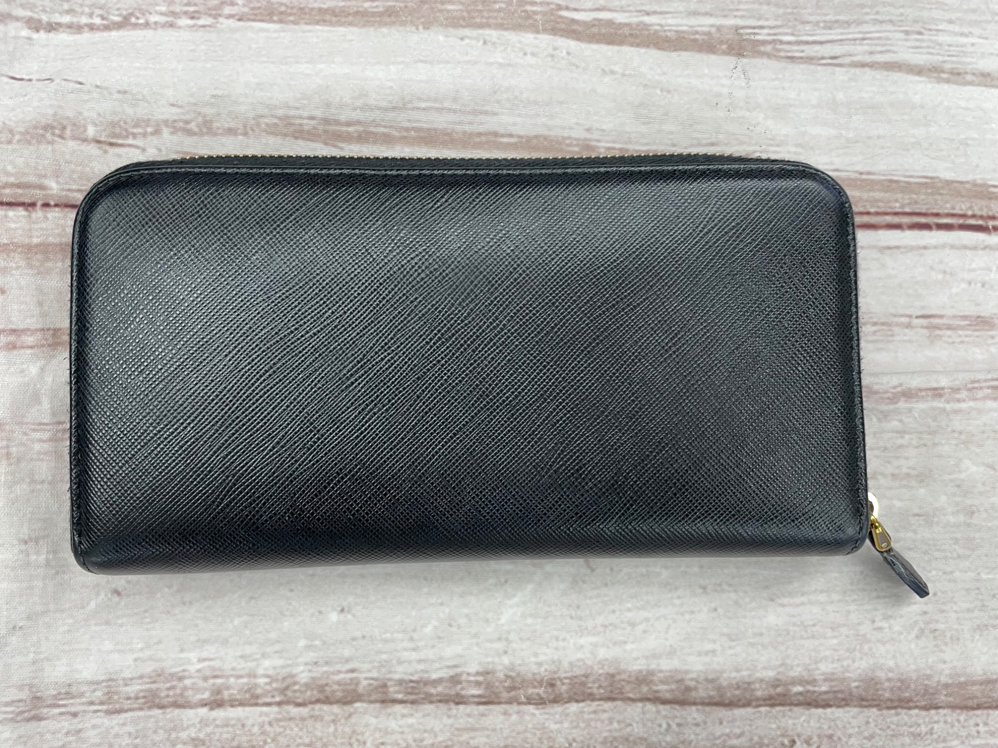 PRADA(プラダ)よりサフィアーノのラウンドファスナー長財布が買取入荷