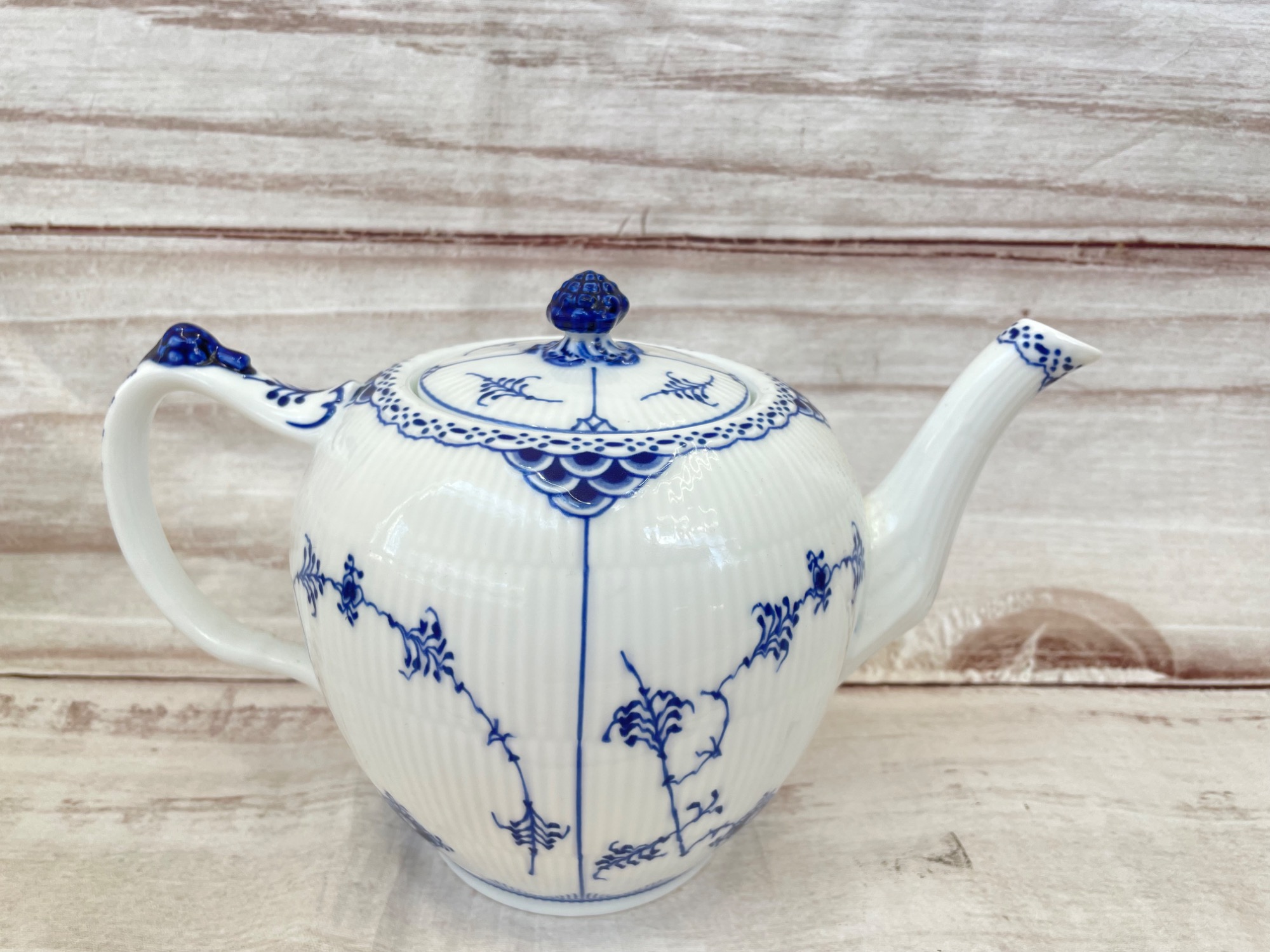 ROYAL COPENHAGEN(ロイヤルコペンハーゲン)よりブルーフルーテッド