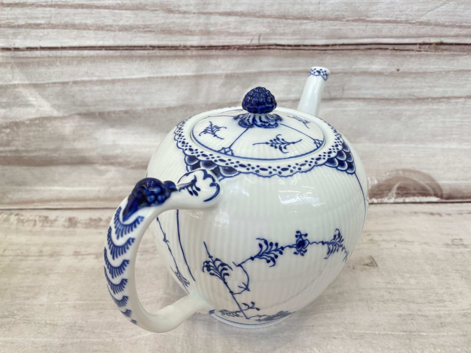 ロイヤルコペンハーゲン ブルーフルーテッドハーフレース 急須 ROYAL COPENHAGEN(ロイヤルコペンハーゲン)よりブルーフルーテッド
