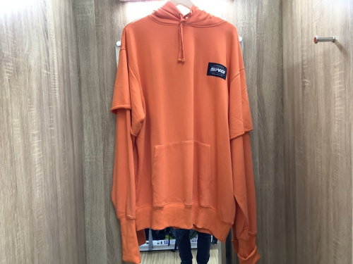パーカーのレイヤードパーカー