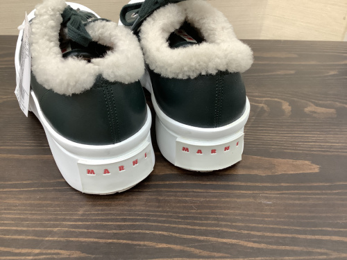 靴のスニーカー