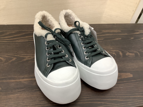 スニーカーのMARNI