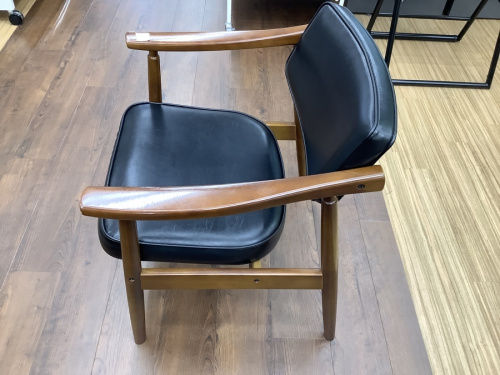 Dチェアのカリモク60