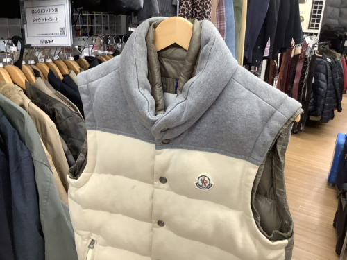 ジャケットのダウンベスト