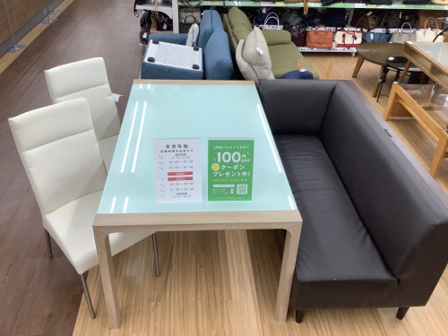 生活家具のテーブル