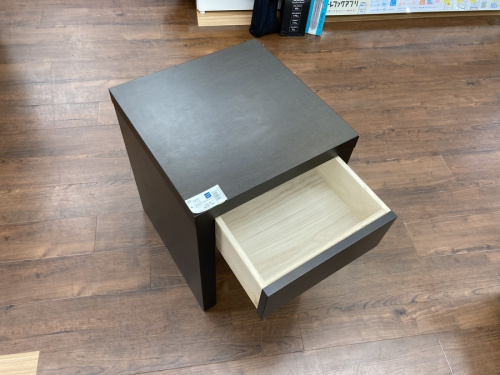 ナイトテーブルのSimmons