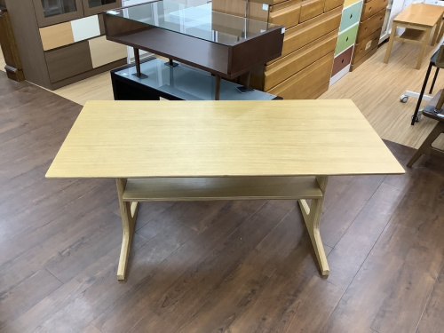 家具のテーブル